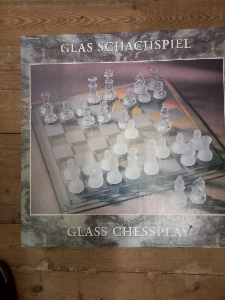 JEU D'ÉCHECS EN VERRE, Enlèvement