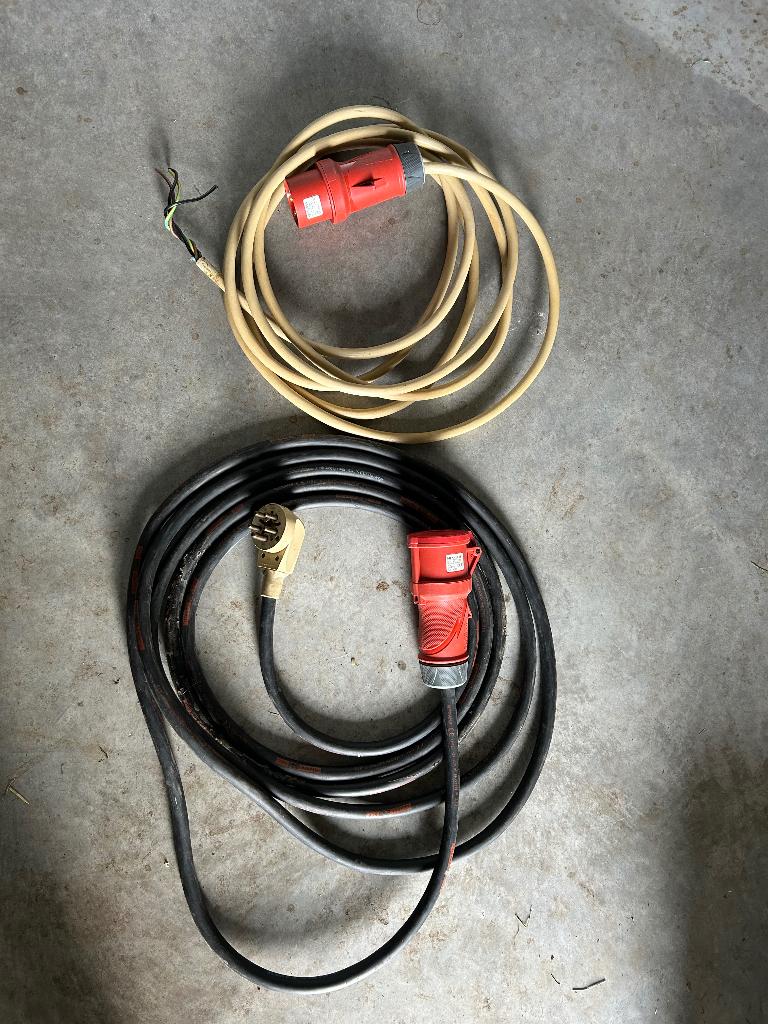 2 krachtstroomkabels met connector, Ophalen, Zo goed als nieuw