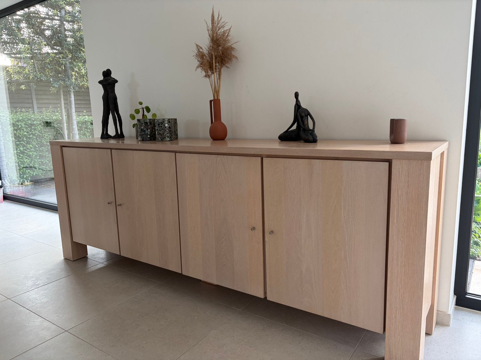 Moderne eiken eethoek( tafel, dressoir en barkast), Ophalen, Zo goed als nieuw