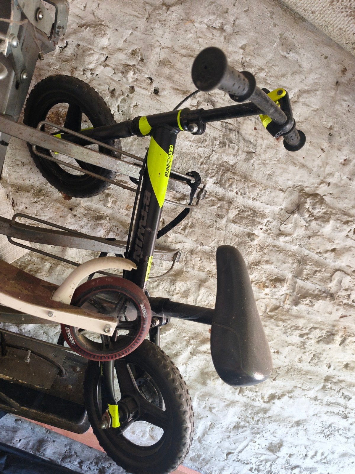 Petit vélo Decathlon pour apprendre à rouler sans pédale