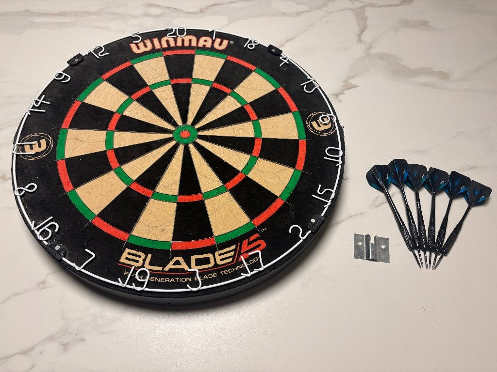 Dartsbord Winmau Blade 5 met set pijlen, Sport en Fitness, Darts, Ophalen, Gebruikt, Dartbord met pijlen