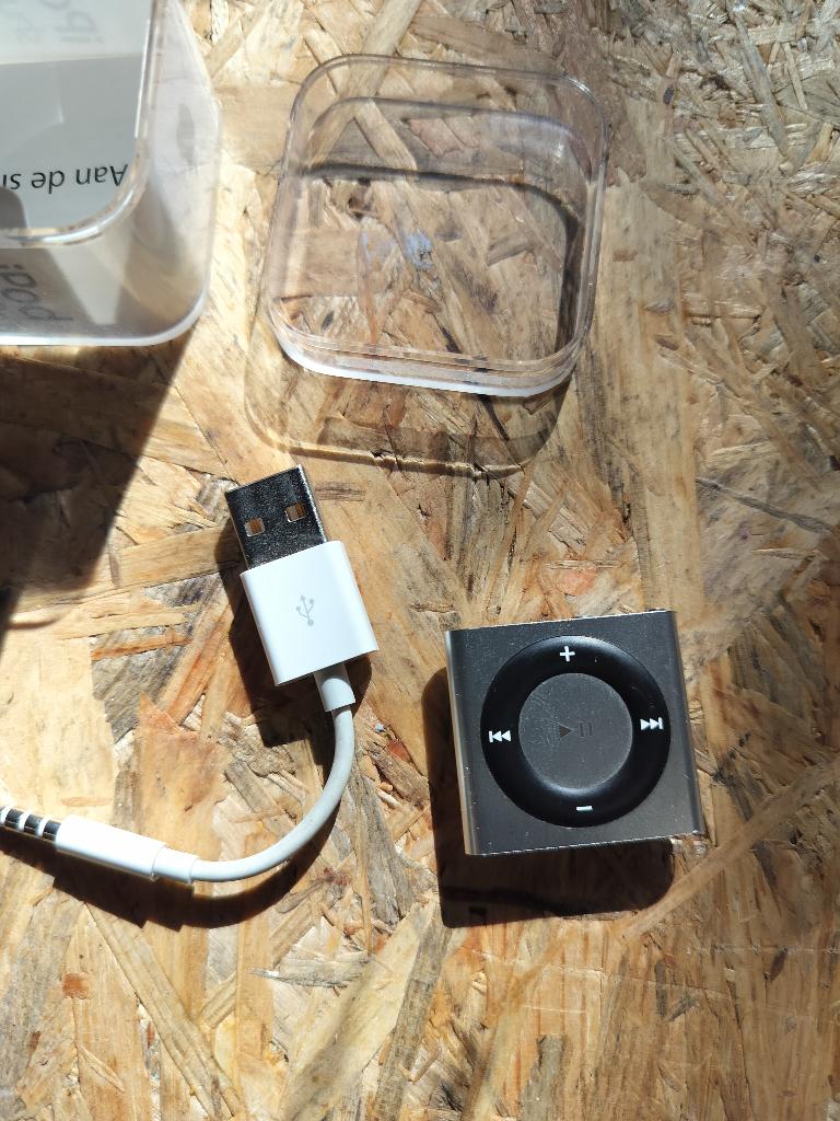 iPod shuffle (4th generation), Gebruikt, Shuffle, Ophalen of Verzenden, Zilver