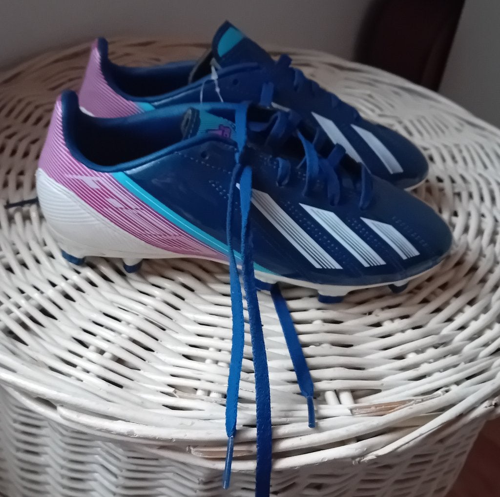 Voetbalschoenen adidas nieuw maat 35, Kinderen en Baby's, Ophalen, Nieuw, Adidas