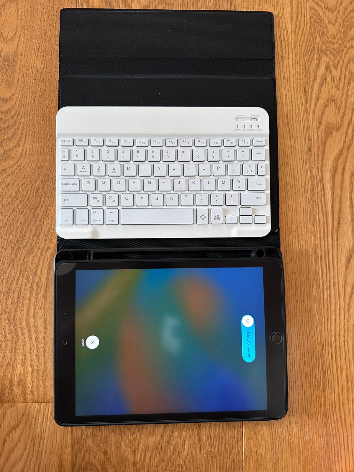 IPAD 8 32 GB AVEC HOUSSE CLAVIER ET PROTEGE EXRAN, Informatique & Logiciels, Apple iPad Tablettes, Enlèvement, Utilisé, 32 GB