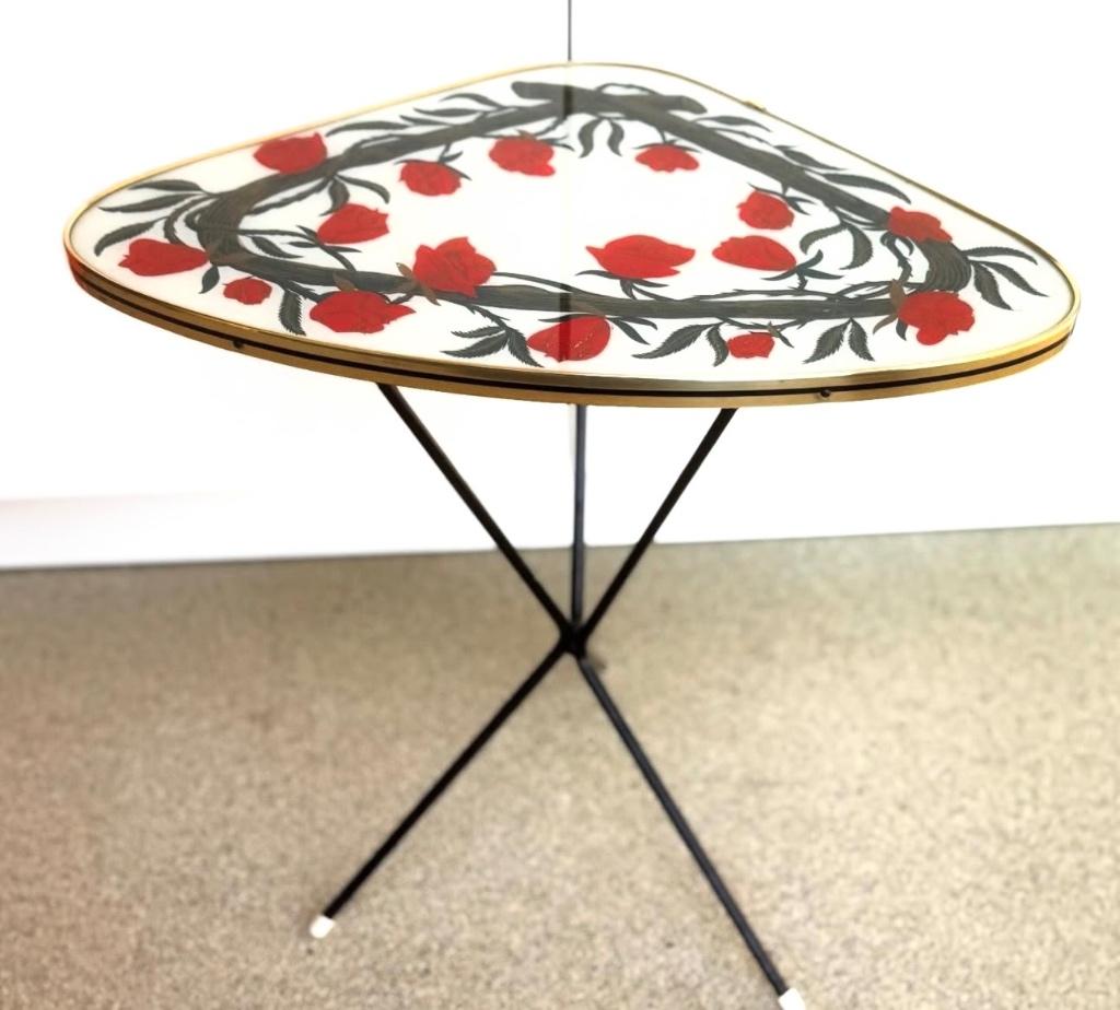 Table Tripod Erdal des années 1950, Enlèvement