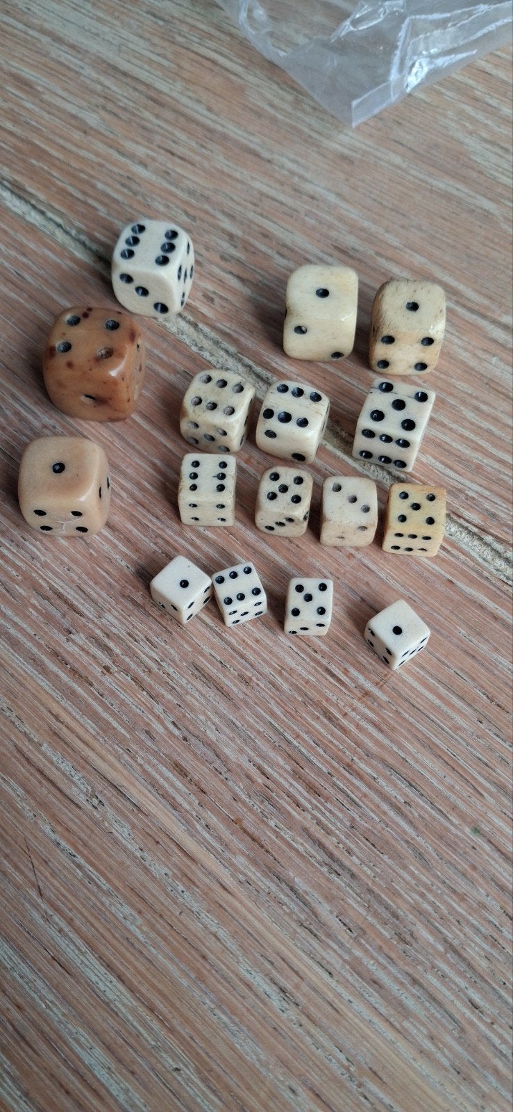 anciens dès  de jeux, Enlèvement
