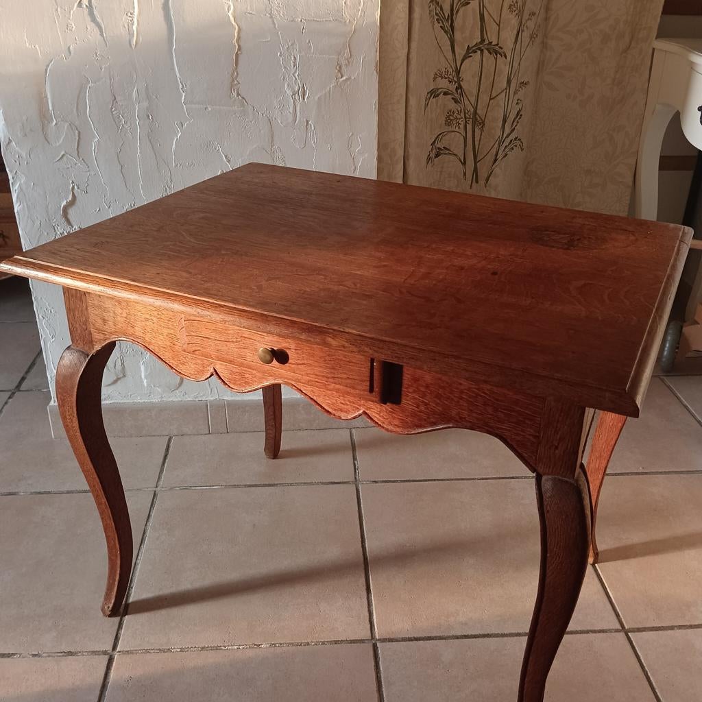 Petite table d'appoint en chêne, travail artisanal., Antiquités & Art, Antiquités | Meubles | Tables, Enlèvement