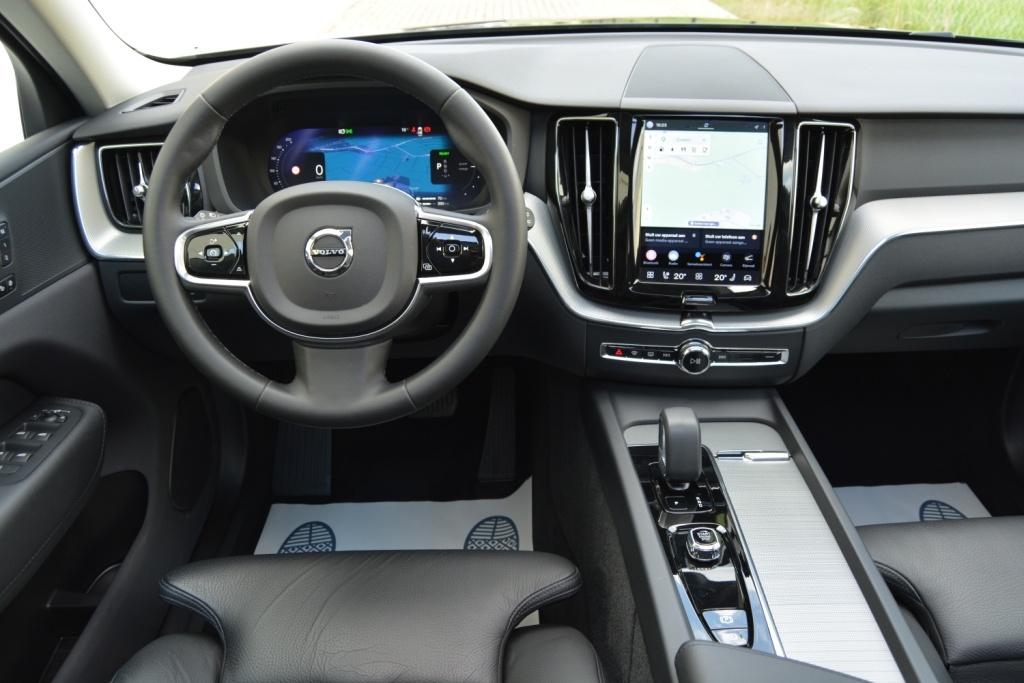 Volvo XC60 T6 350PK PHEV Recharge AWD Ultra dark Pano, Auto's, Volvo, 4 cilinders, 1969 cc, 257 kW, Zwart