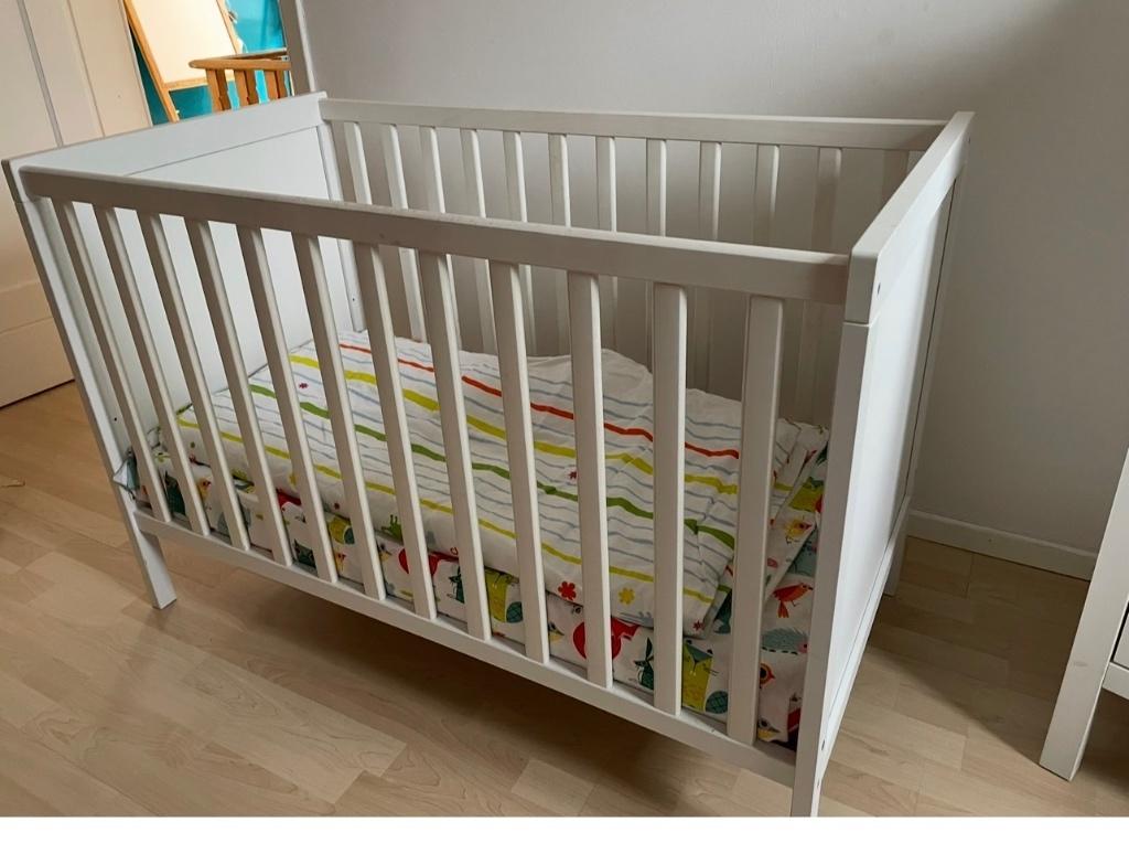 Lit à barreaux avec matelas et table à langer, Enlèvement, Utilisé, Lit