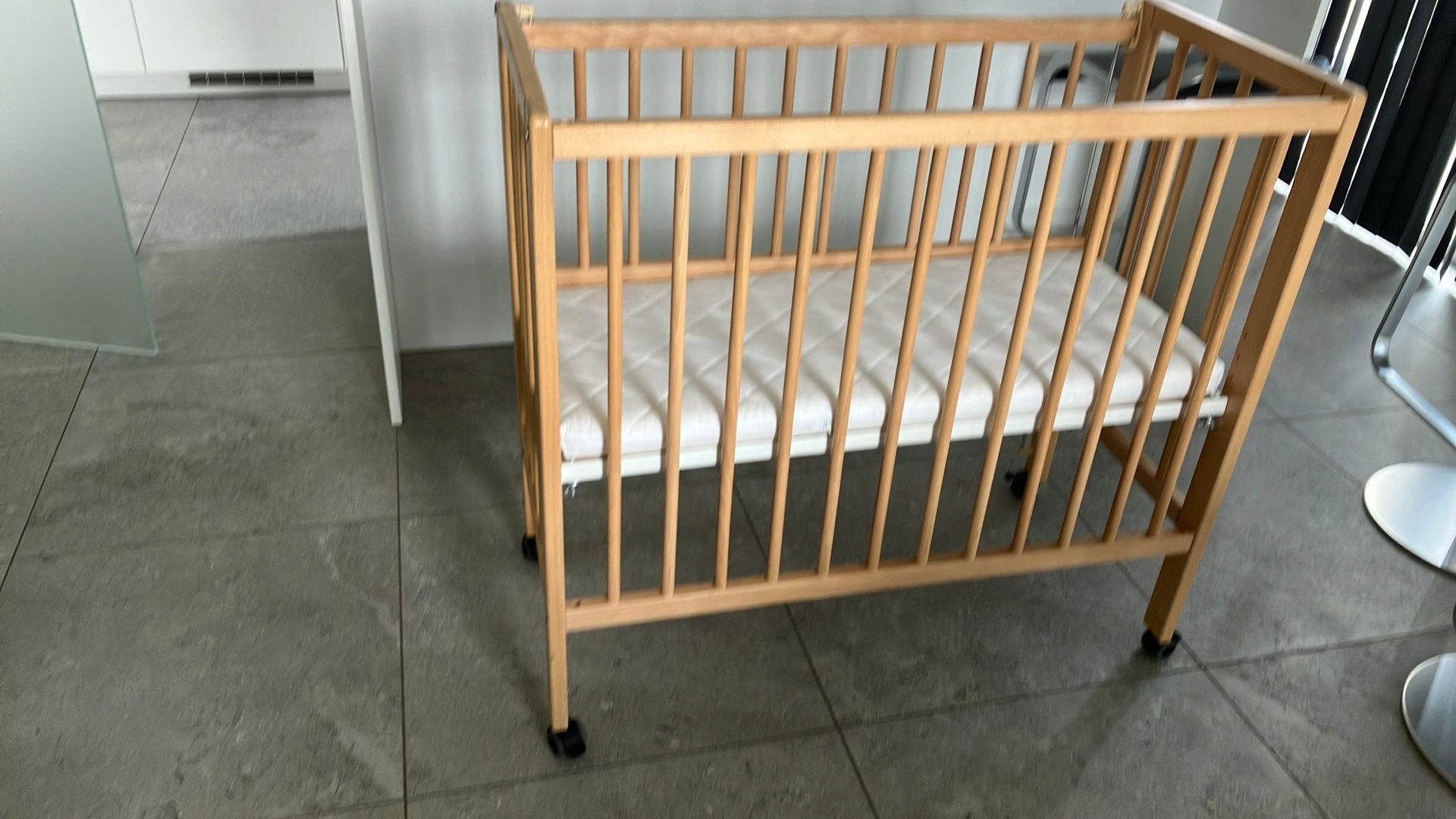 co sleeper met matrasje op wielen, Ophalen, Zo goed als nieuw