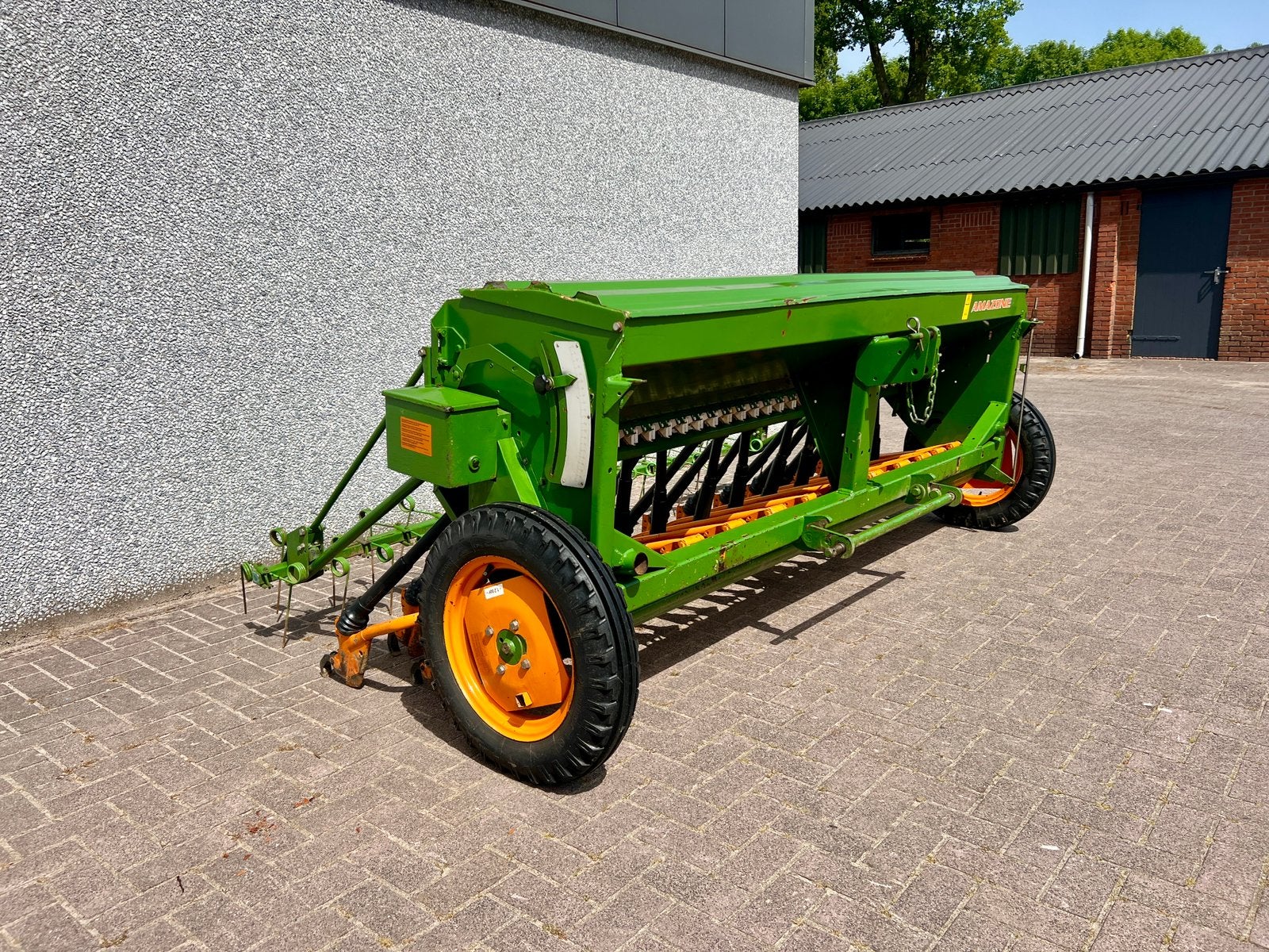 Zaaimachine Amazone D8-30 (25 pijpen) met breedzaai voeten, Verzenden