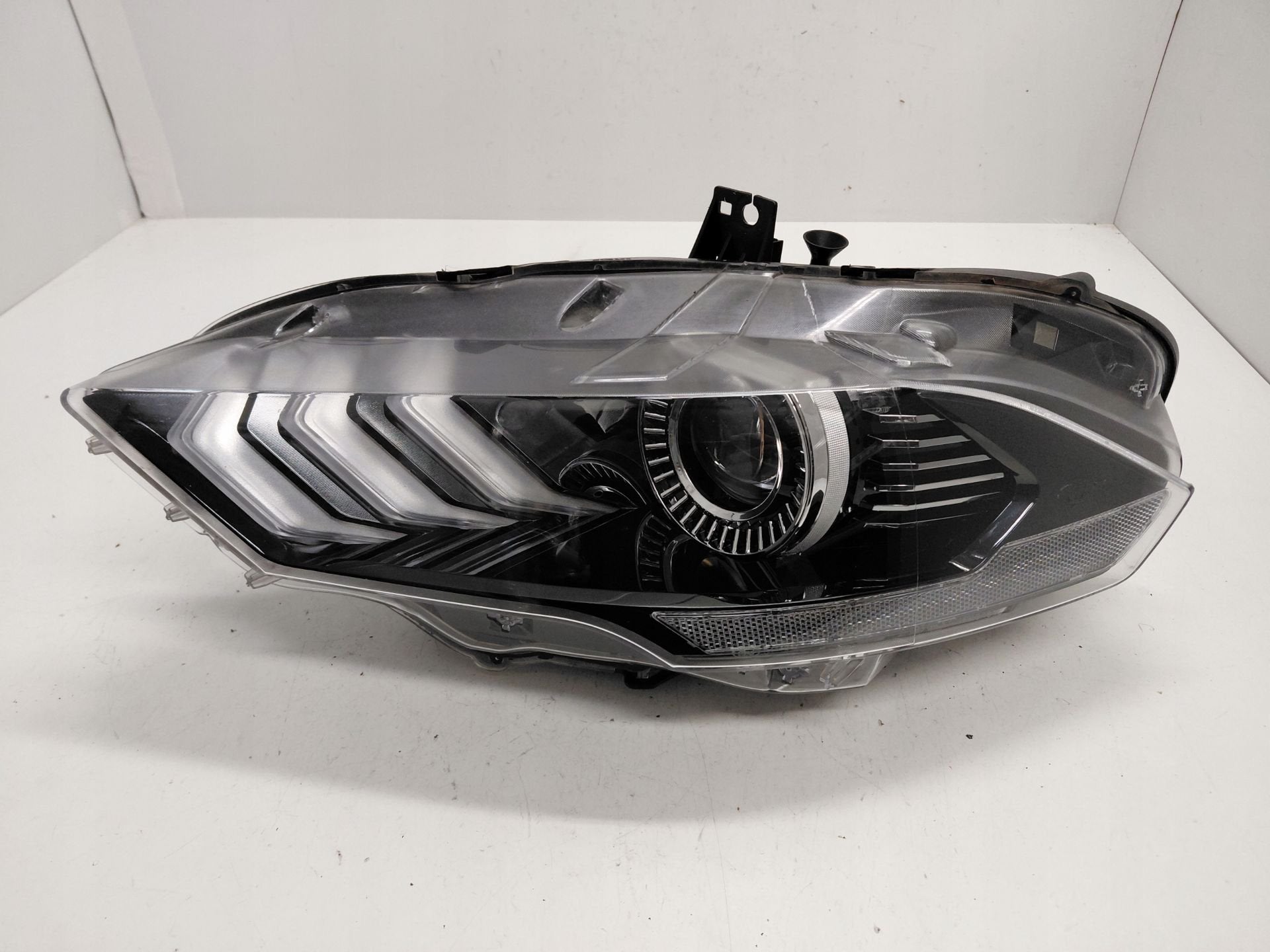 Phare avant gauche relevable Ford Mustang VI 85015B927403833, Info@ford.com, Ford Motor Company, American Road 1
48126  Dearborn