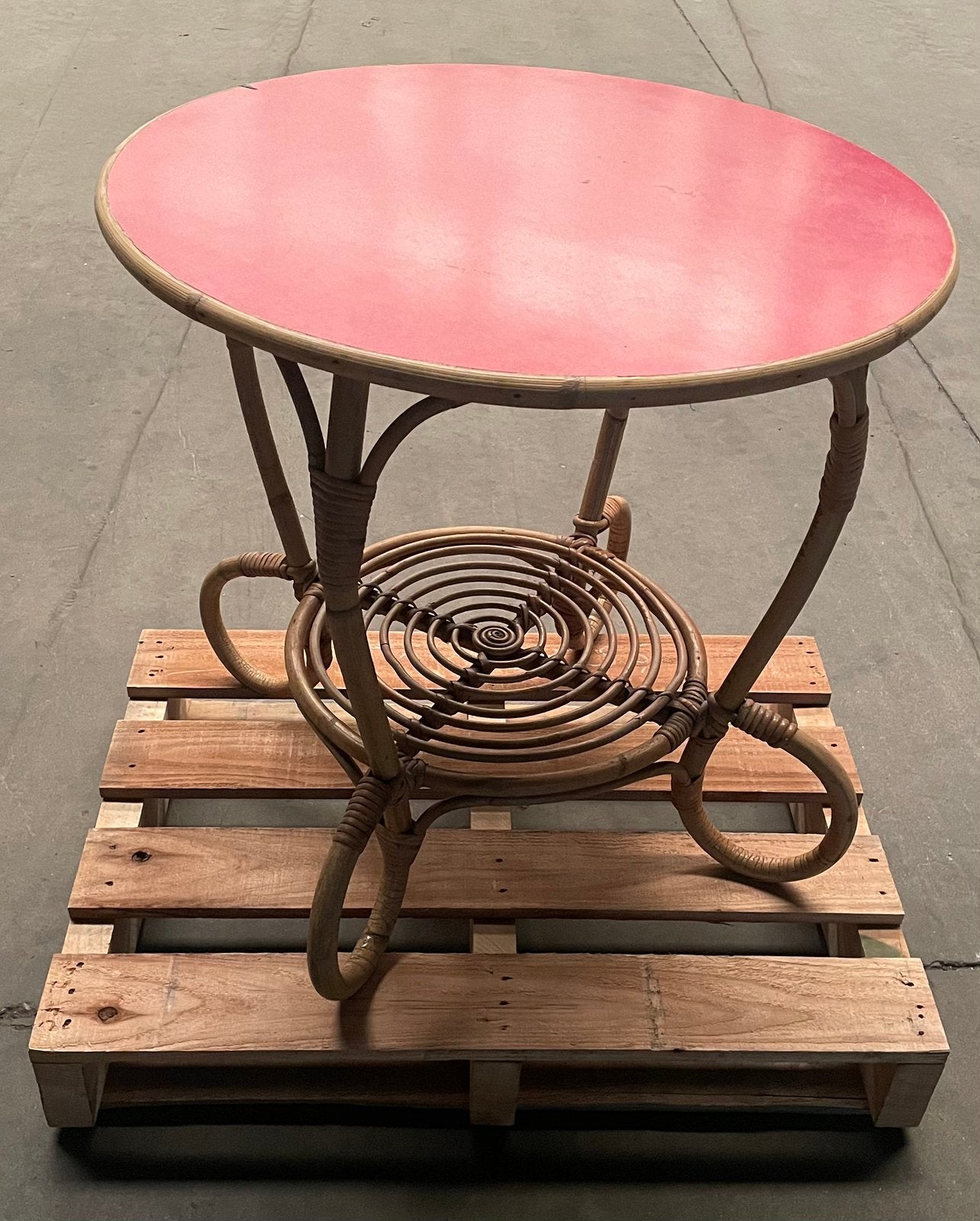 Rotan bijzettafel met rood blad – retro/boho, Ophalen, Gebruikt