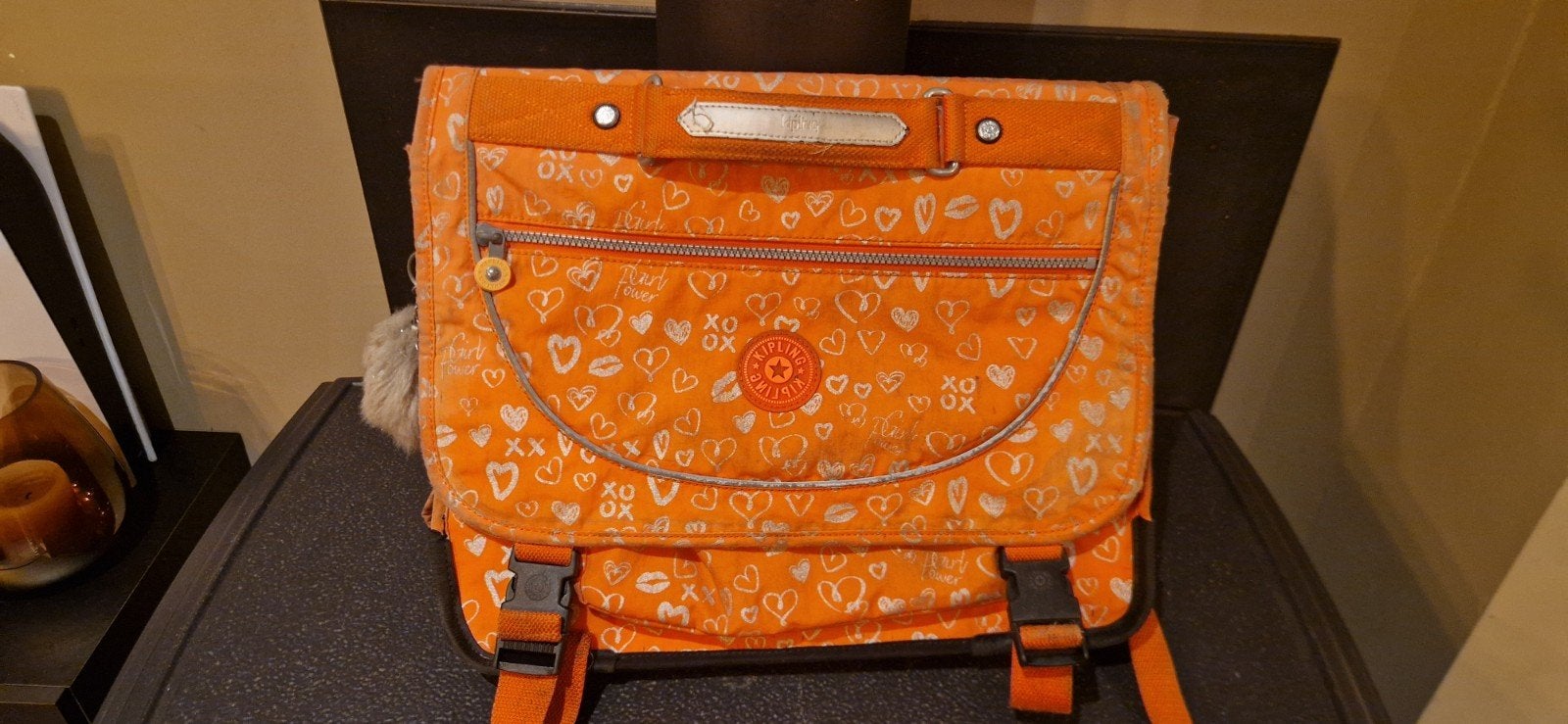 Kipling boekentas, Ophalen, Kipling