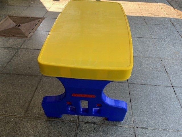 Table enfant jaune et bleue , 100 long  x 57 large x 49 haut, Enlèvement, Utilisé