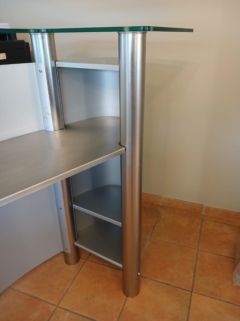 Bar et tabourets, Enlèvement