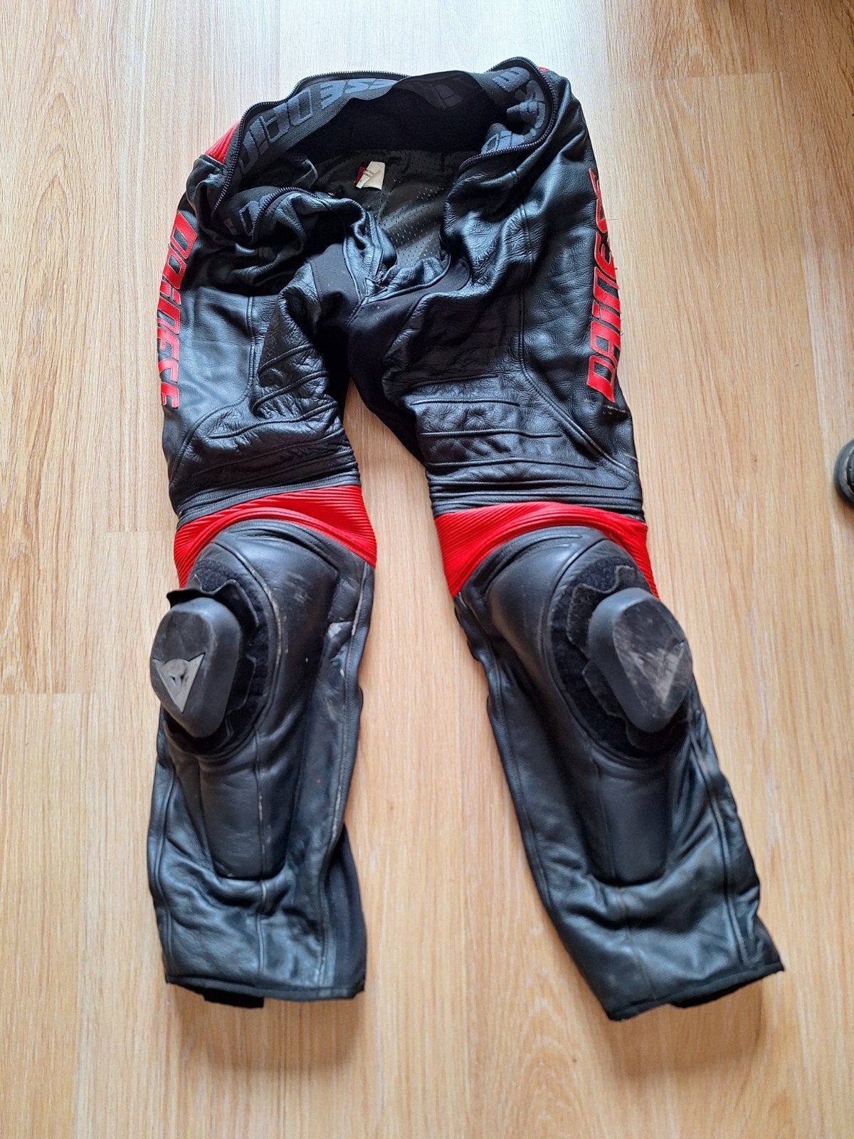 Pantalon en cuir Dainise, Enlèvement