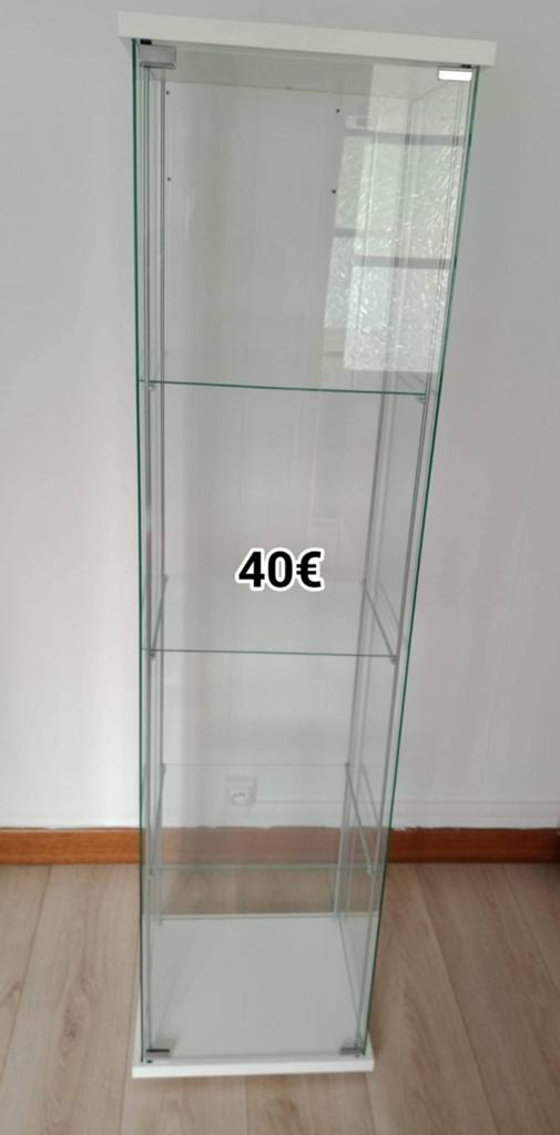 Je recherche vitrine en verre les quatre côtés, Verre