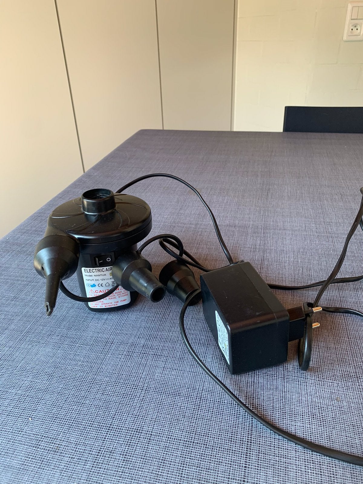 Electrische luchtpomp voor luchtbedden, Caravans en Kamperen, Luchtpompen, Ophalen of Verzenden, Zo goed als nieuw
