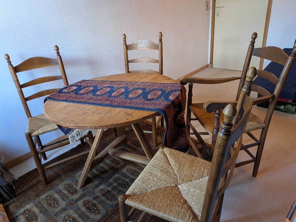 Antieke ronde klaptafel en 4 knopstoelen met rieten zitting, Ophalen