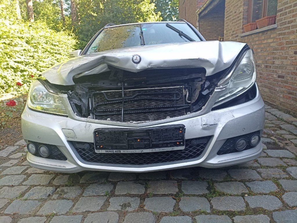 Une Mercedes Benz 220 CDI casse une voiture endommagée., Autos, Achat, Entreprise, Break, Automatique
