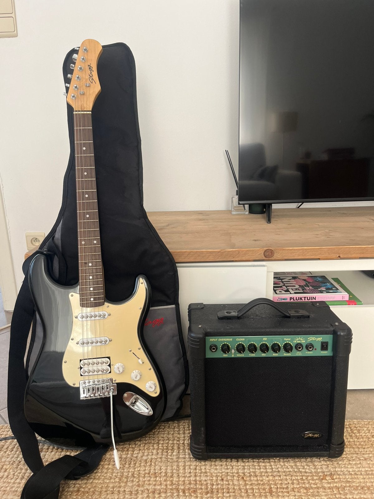 Stagg elektrische gitaar + versterker + hoes | Complete set, Musique & Instruments, Instruments à corde | Guitares | Électriques