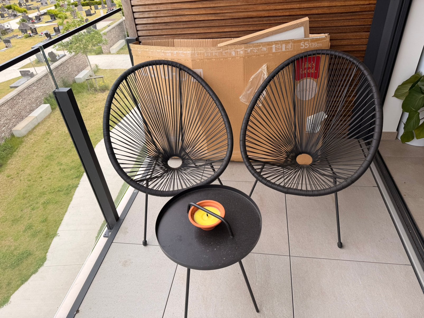 De chaise avec une petite tables de jardin, Ophalen, Zo goed als nieuw