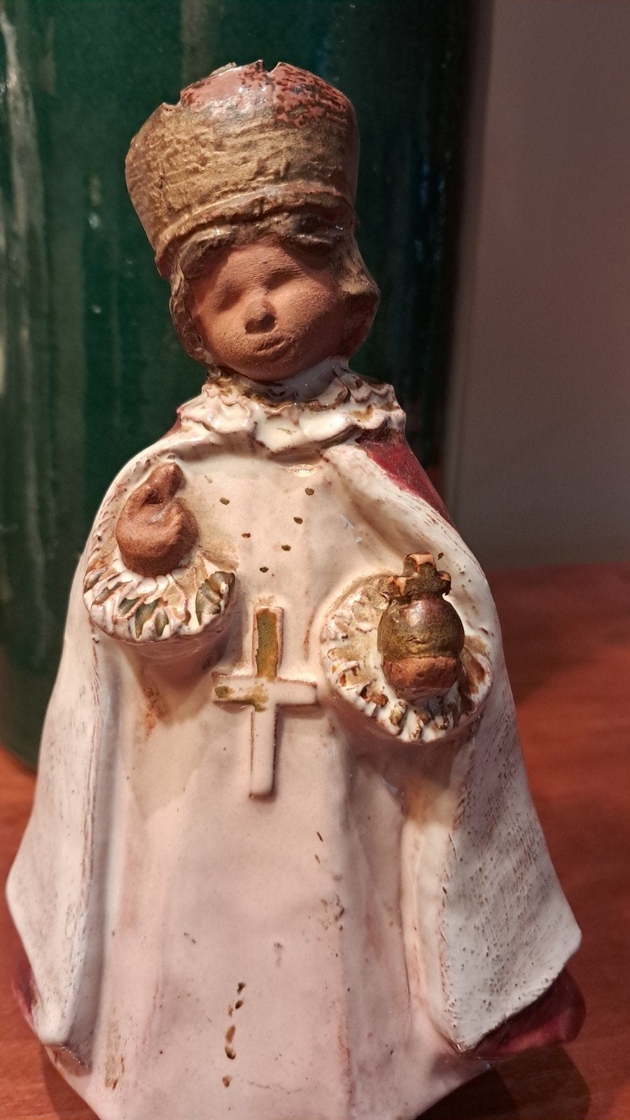 Keramieken beeldje,kindje Jezus van Praag, Antiek en Kunst, Ophalen of Verzenden