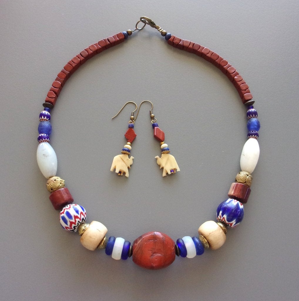 Ketting in oude Afrikaanse kralen, rode jaspis en lapis, Nieuw, Ophalen of Verzenden, Steen of Mineraal, Met edelsteen