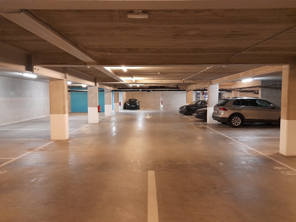 Te huur afgesloten garage/autostaanplaats + laadpaal 22 Kwh, Leuven
