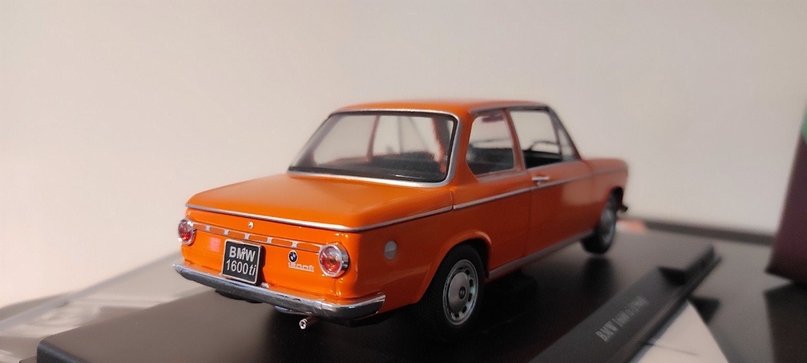 BMW 1600 ti oranje 1:24 op display in doos., Hobby en Vrije tijd, Ophalen of Verzenden