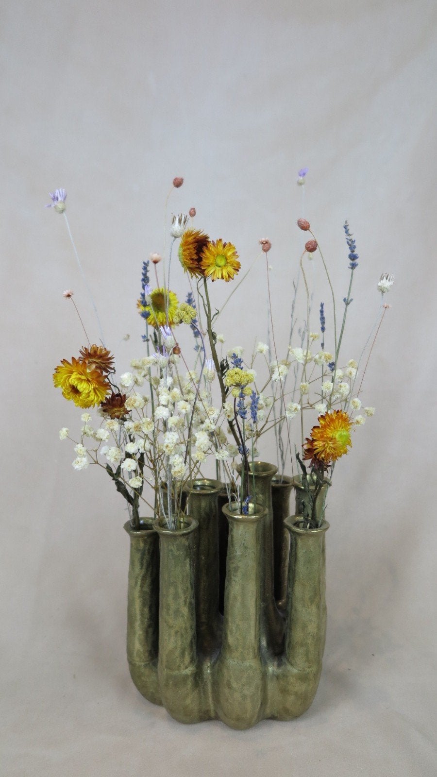 Gouden tube vaas met droogbloemen, Ophalen