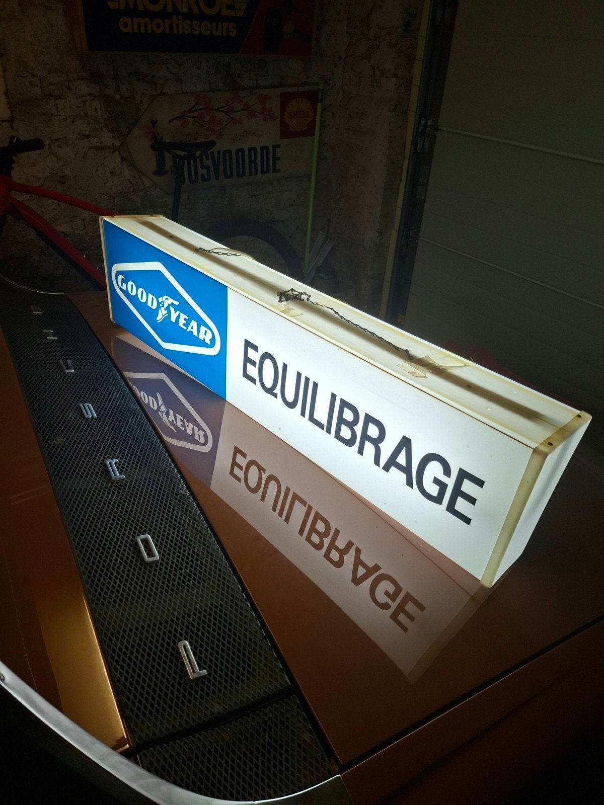 enseigne lumineuse goodyear, Enlèvement