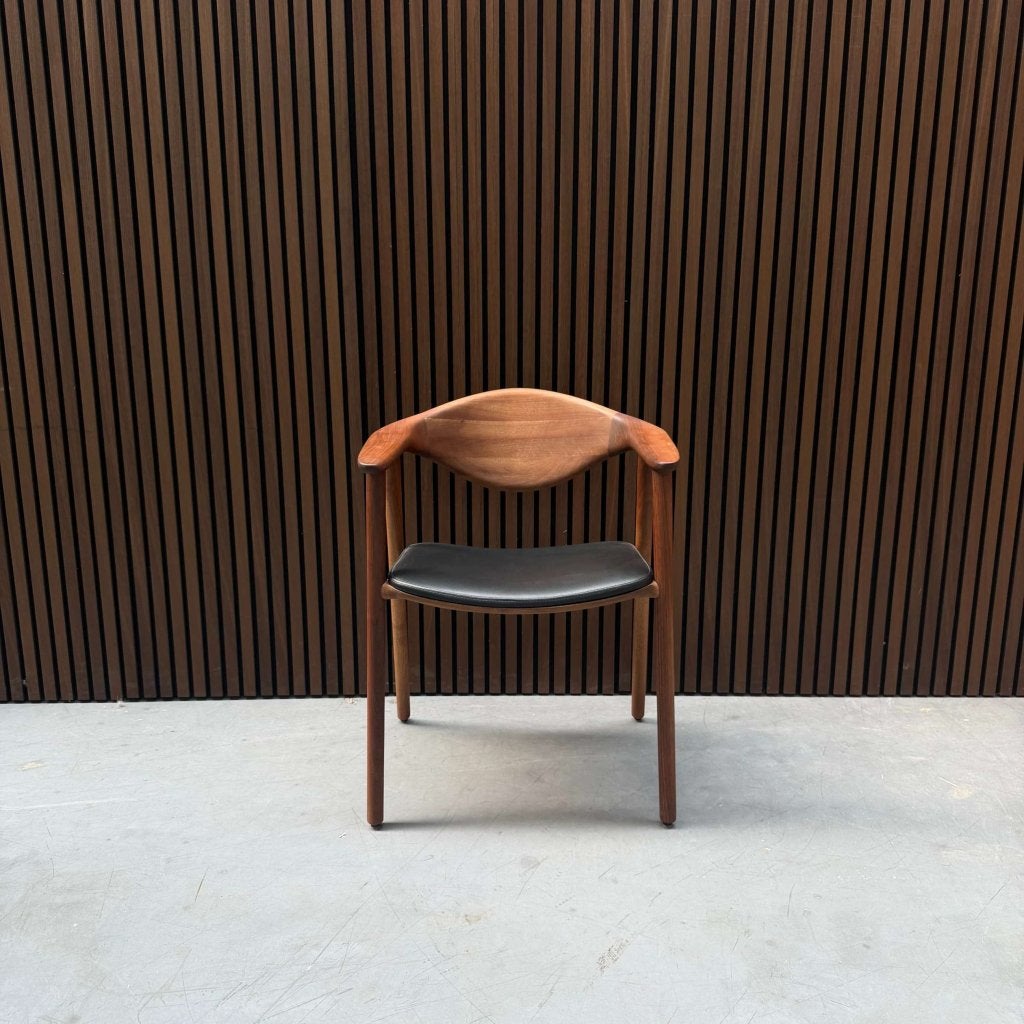 Artisan Naru Stoel - Zenith Black Leather European Walnut, Antiquités & Art, Enlèvement ou Envoi