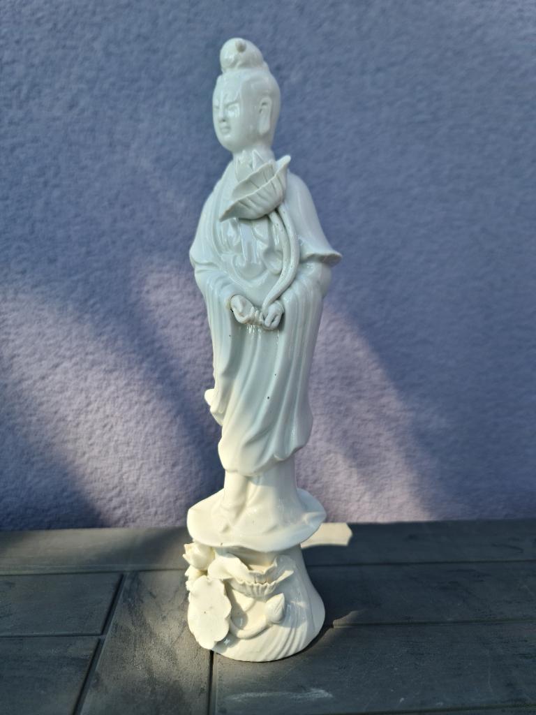 Statuette en porcelaine, Enlèvement