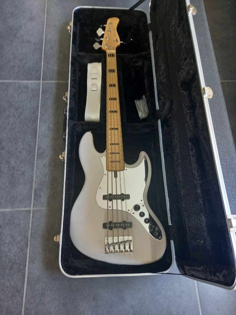 Basse Marcus Miller V7 Vintage 5 cordes, Musique & Instruments, Instruments à corde | Guitares | Basses, Enlèvement, Comme neuf