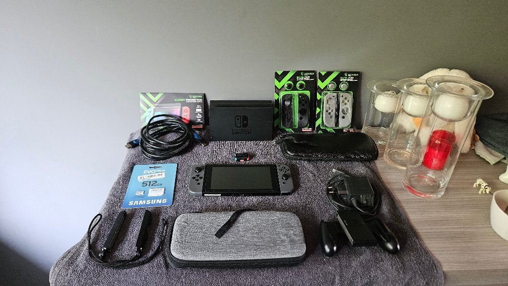 Nintendo Switch V1 grise avec accessoires lot, Enlèvement ou Envoi, Comme neuf, Avec 1 manette, Switch Original
