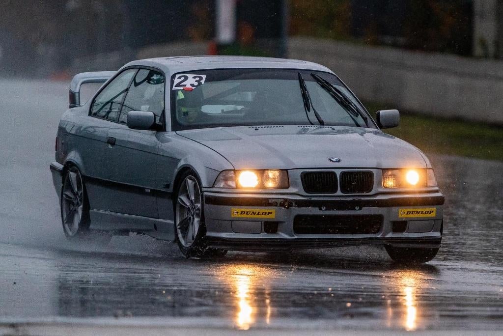 BMW 325i E36 van 1993, opgebouwd voor trackdays