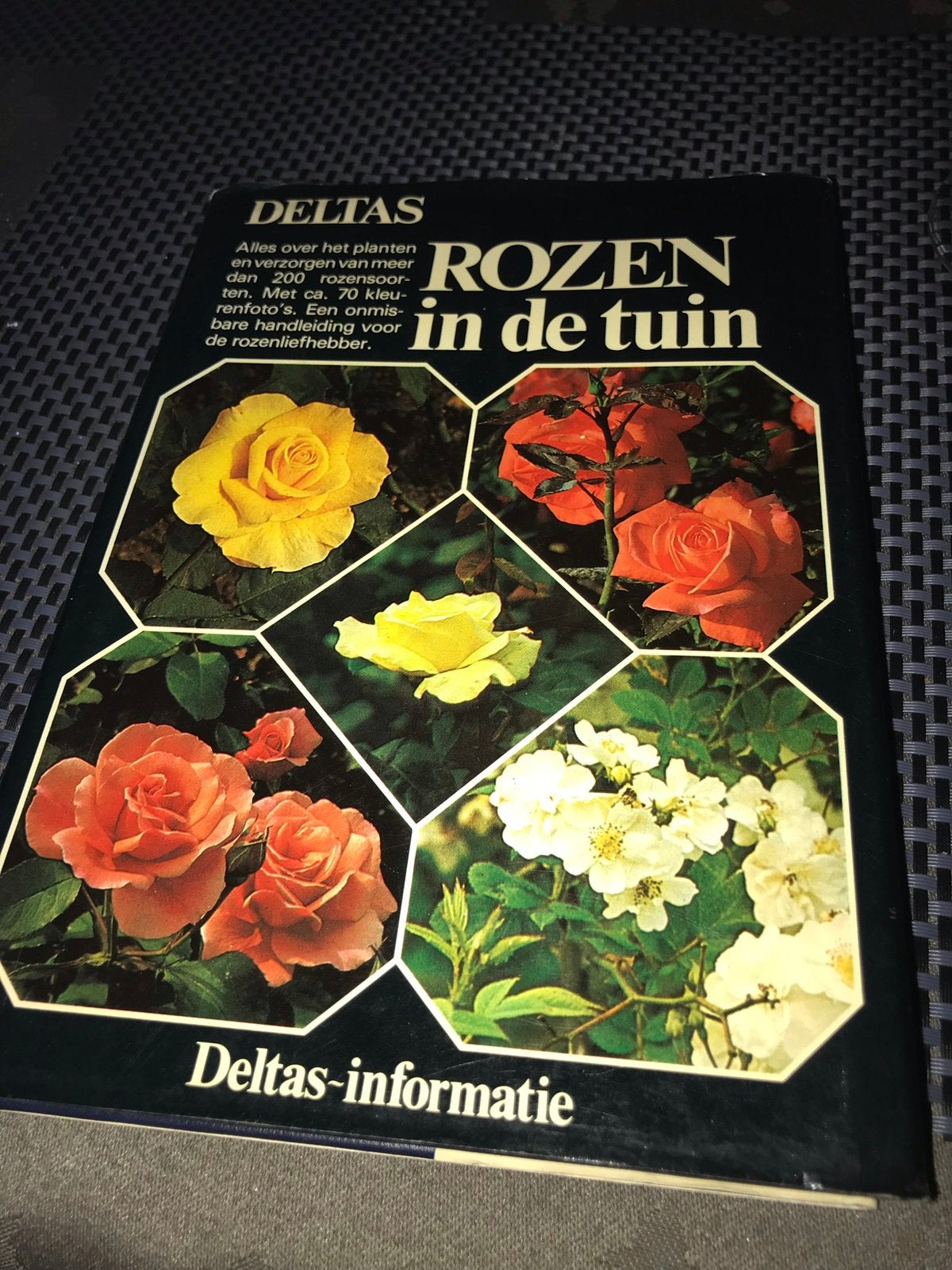 Boek rozen in de tuin, Ophalen of Verzenden, Gelezen