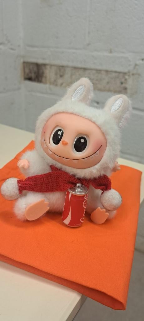 Figurine en peluche de la série Coca-Cola de Pop Mart Labubu, Enlèvement ou Envoi, Comme neuf