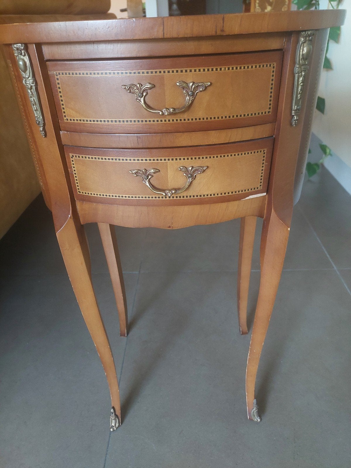 Louis XV-stijl bijzetkast/nachtkastje met 2 schuiven, Antiek en Kunst, Ophalen