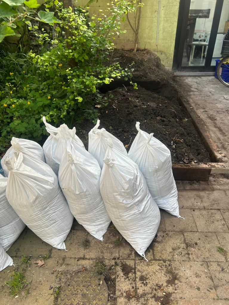 Aarde te geef (in puinruimzakken), Tuin en Terras, Ophalen, Tuinaarde