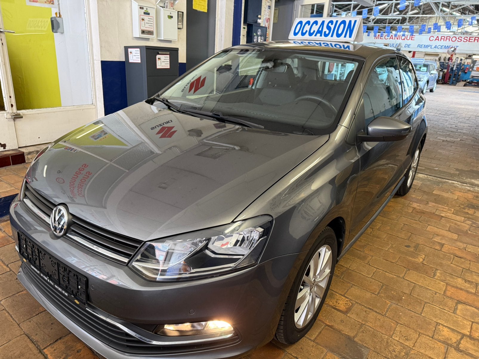 Polo 1.0 i 44 kw  60 cv airco bip av et ar 2015 71.000 km, Autos, Argent ou Gris, Achat, Entreprise, Garantie prolongée