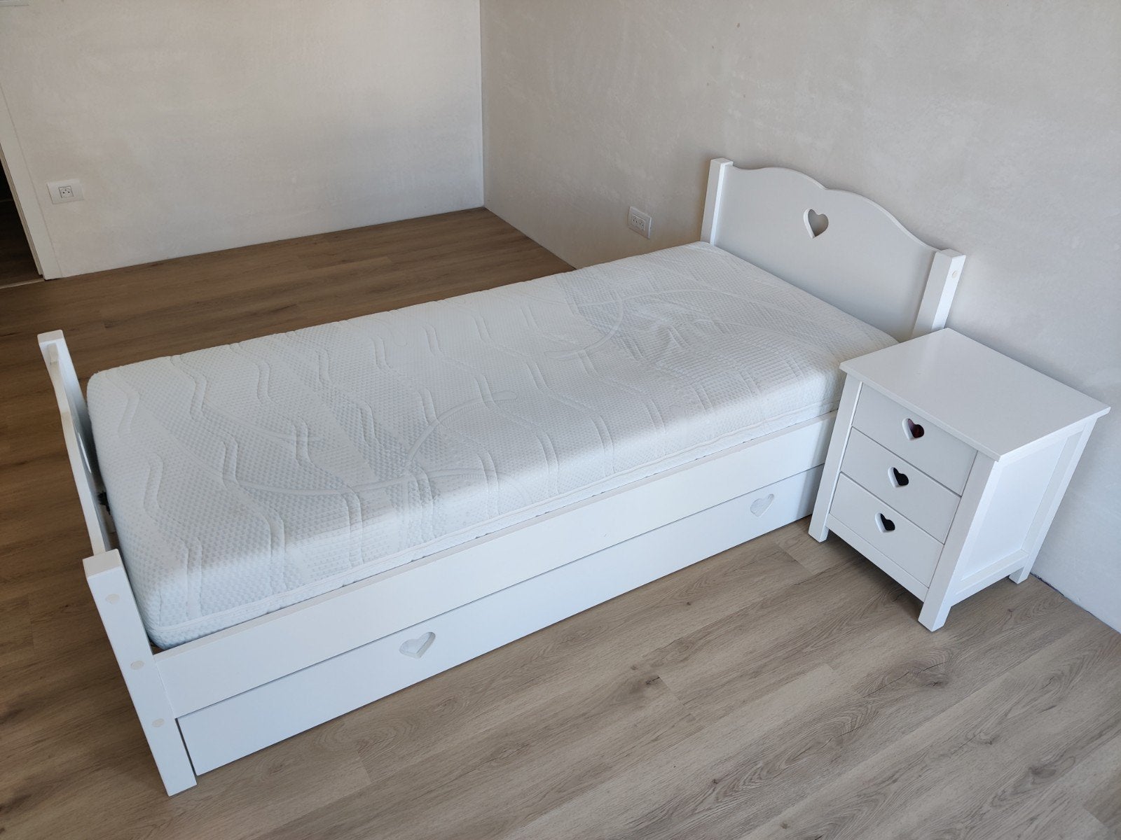 Bed Amori + bedlade met matras + nachttafel + lattenbodem, 85 tot 100 cm, Gebruikt, 180 cm of meer, Ophalen