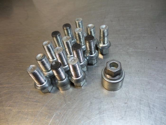 Boulon de roue d'un Volkswagen Polo (Polo 17-), Autos : Pièces & Accessoires, Volkswagen, -, 3 mois de garantie, Utilisé