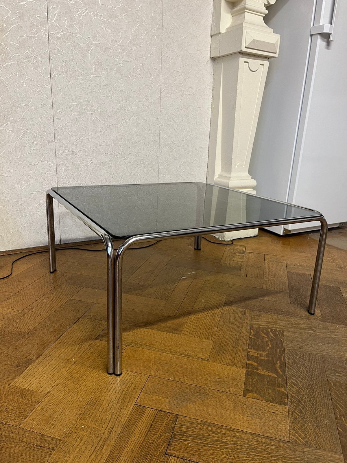 Vintage chromen bijzettafel met fuméglas – retro design, Huis en Inrichting, Ophalen, Gebruikt, Vierkant, Glas