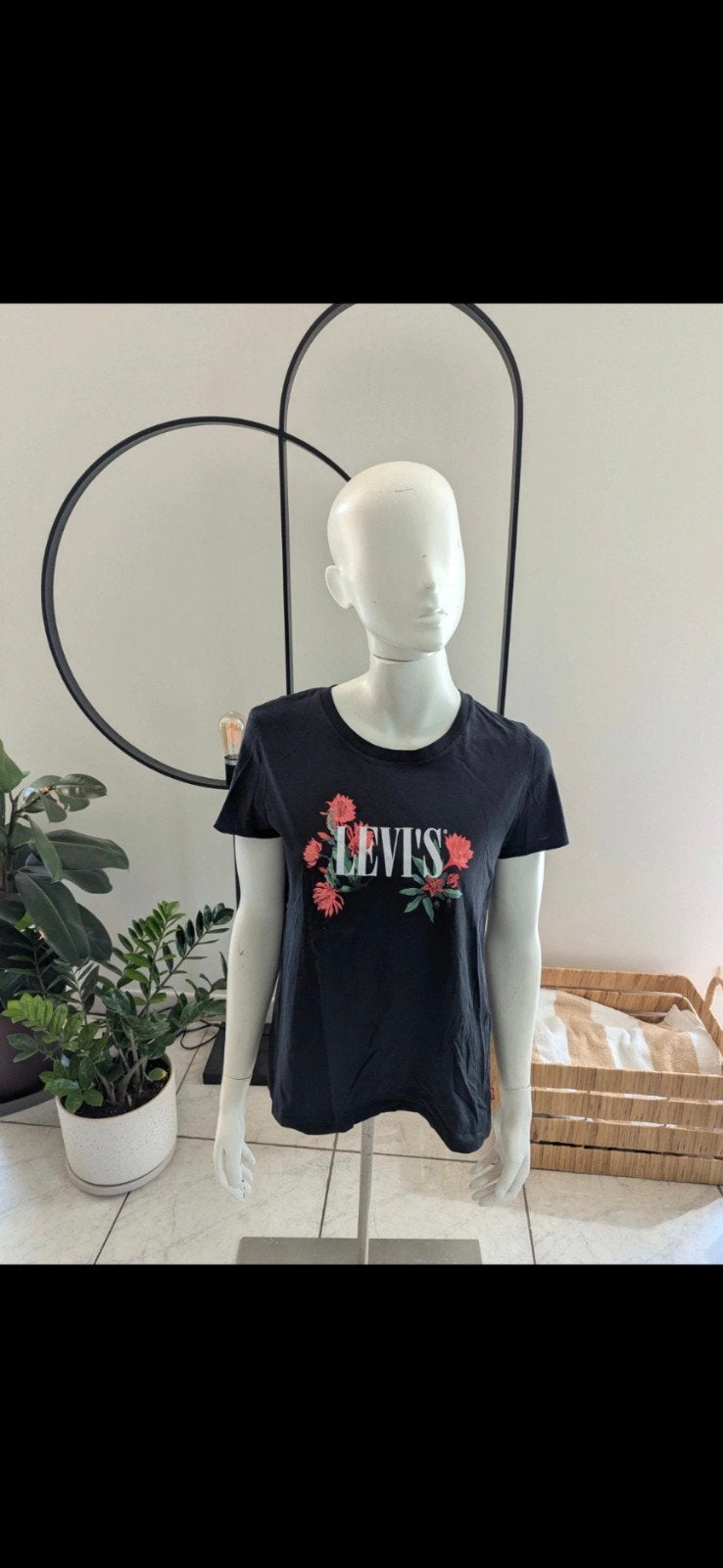 Levi's zwart t-shirt met bloemen maat S, Kleding | Dames, T-shirts, Verzenden, Zwart, Zo goed als nieuw, Korte mouw