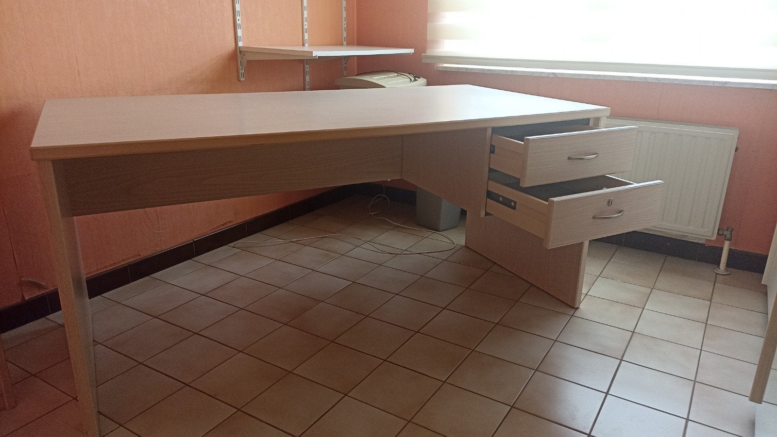 Gratis bureau +  dossierkast in perfecte staat., Huis en Inrichting, Ophalen