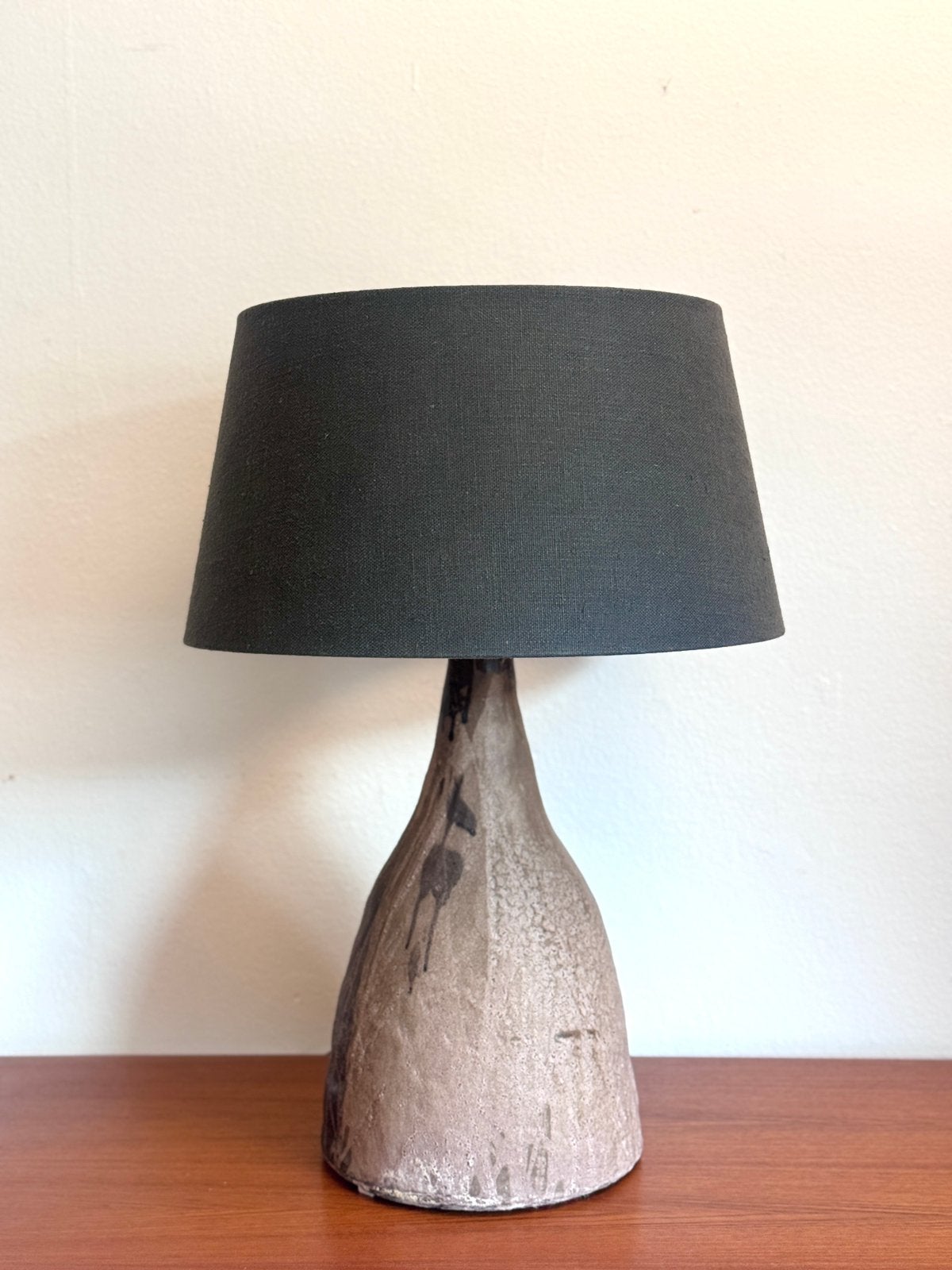Grote Vintage brutalist keramiek tafellamp, Vintage, Keramiek, Zo goed als nieuw, Met kap