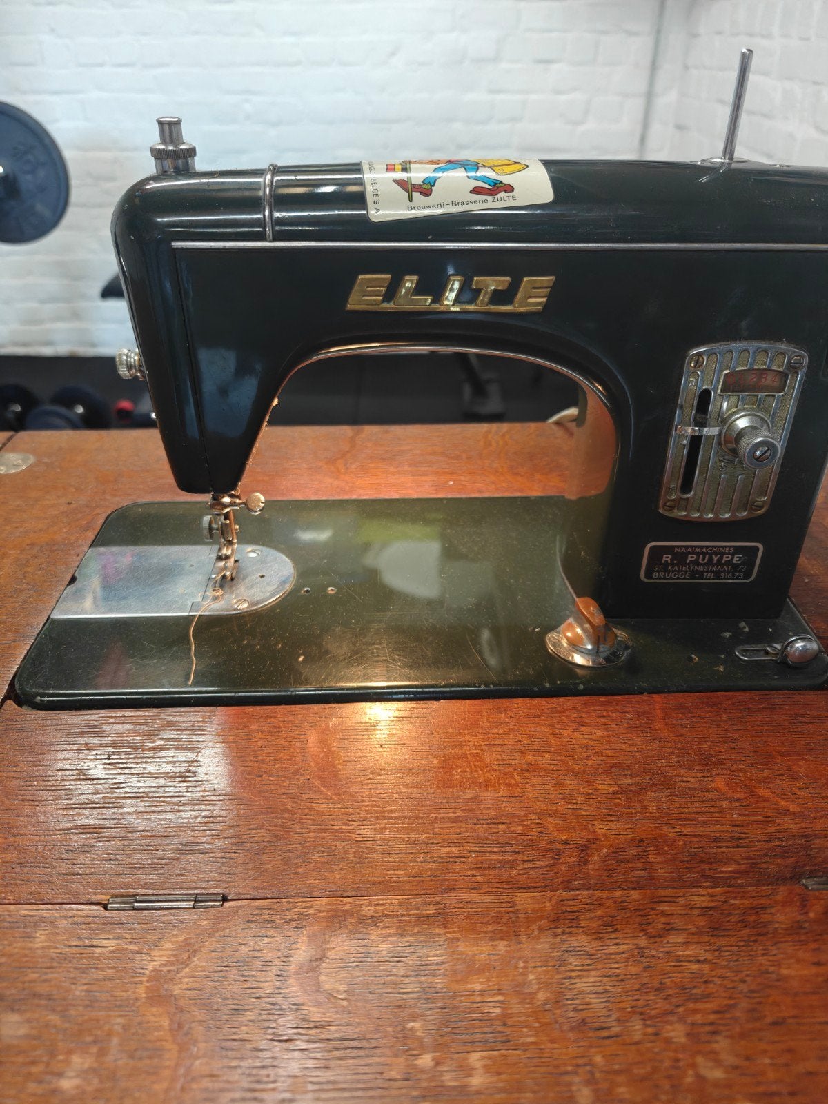 Vintage ELITE trapnaaimachine in houten meubel - werkend, Ophalen